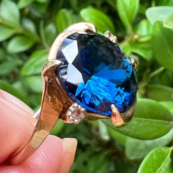 VINTAGE 10K YELLOW GOLD LARGE ROUND SYNTHETIC BLUE SPINEL RING SPRING HALLMARK